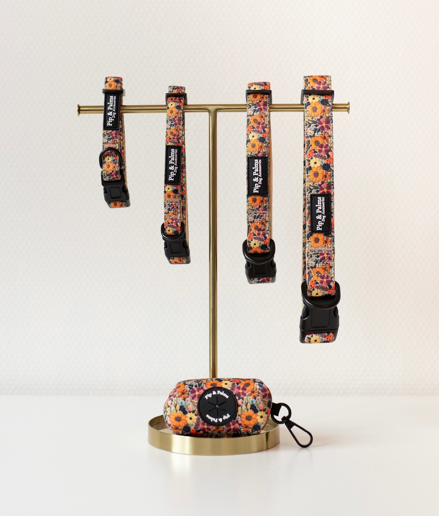 Happy monday! 🌼 Wij beginnen de nieuwe week met deze mooie Early Summer halsbanden! Heeft deze print al een plekje in jouw garderobe? 🧡En goed nieuws! Je shopt onze Ready to Walk collectie nog t/m vrijdag met 20% korting!#dogaccessories #wandelenmetdehond #hondenhalsband #dogcollars #dogoutfit